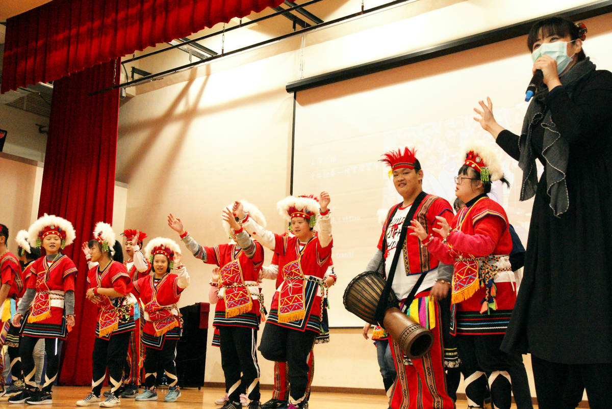 樹林高中學生結合原住民文化的表演，獲得大家的掌聲。