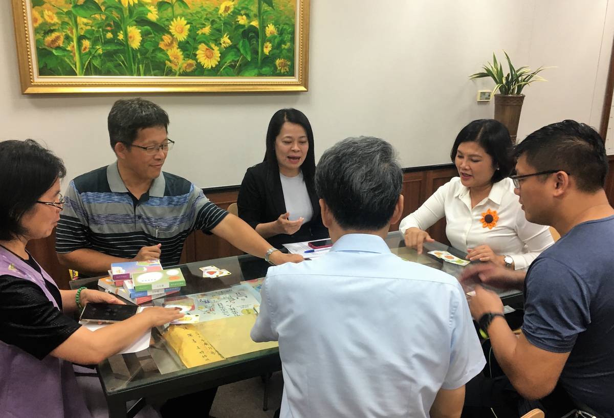 雲林縣長(右2)親自試玩教育團隊所研發的品德教育教材(圖片來源：鎮西國小提供)