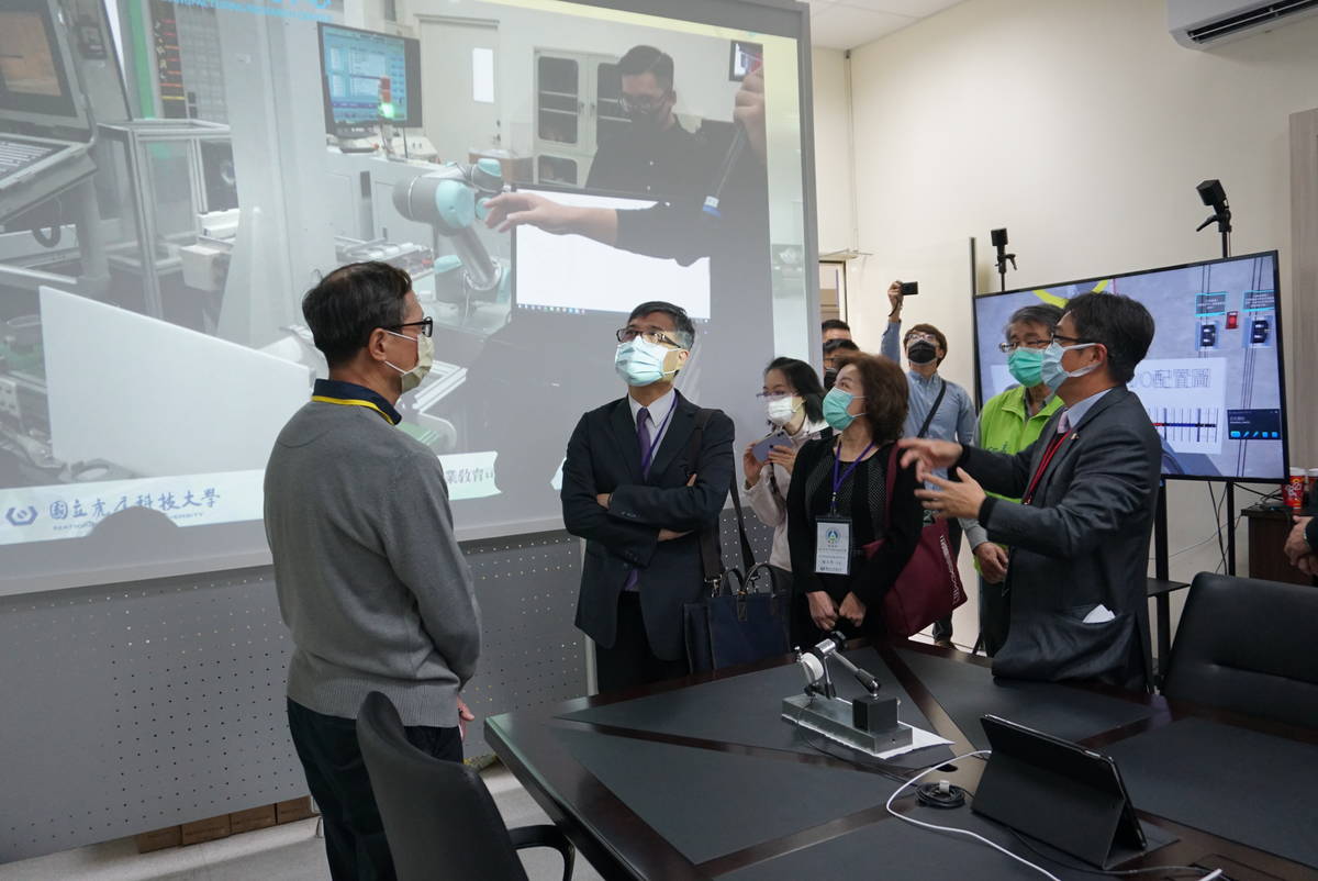 教育部劉孟奇次長、楊玉惠司長及產業貴賓參觀場域設備展示演練