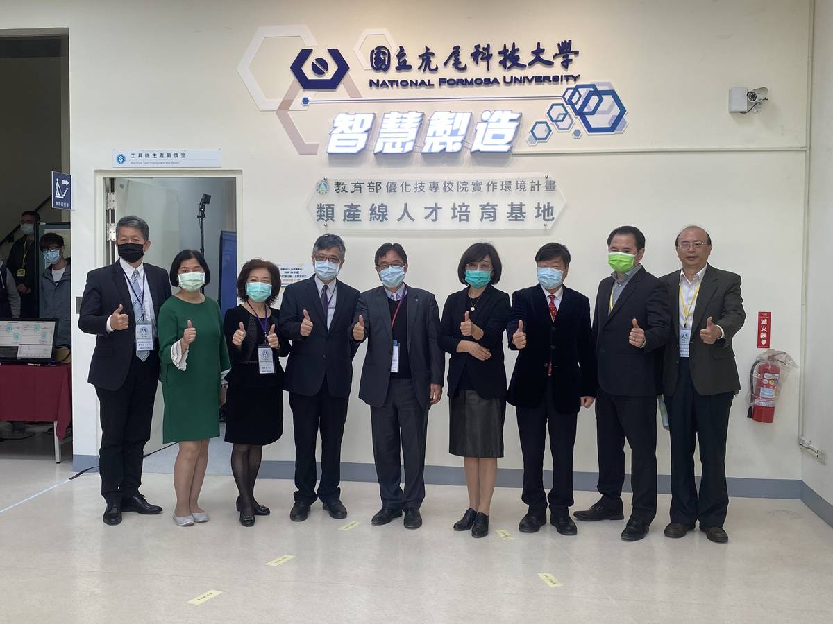 虎尾科大智慧製造類產線人才培育基地的揭牌儀式合照