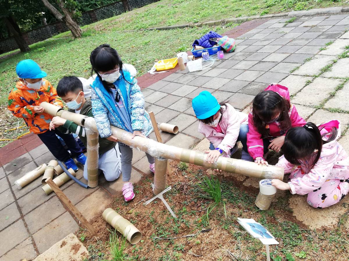 因為往返提水澆菜很辛苦，幼兒們製作「創意灑水道」。
