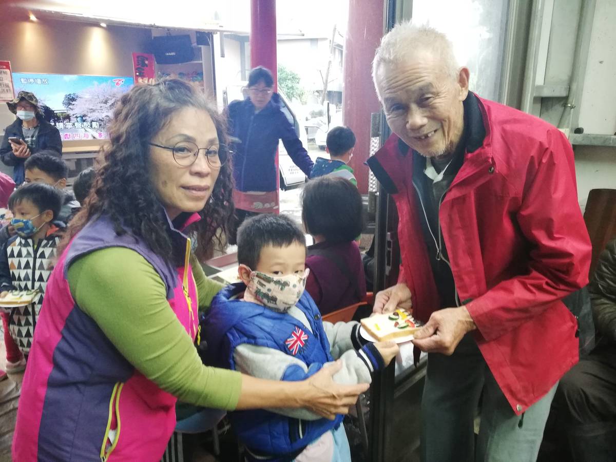 孩子製作「蔬菜臉譜」分享社區長輩，關懷社區老人，感受「施比受更有福」的意義！