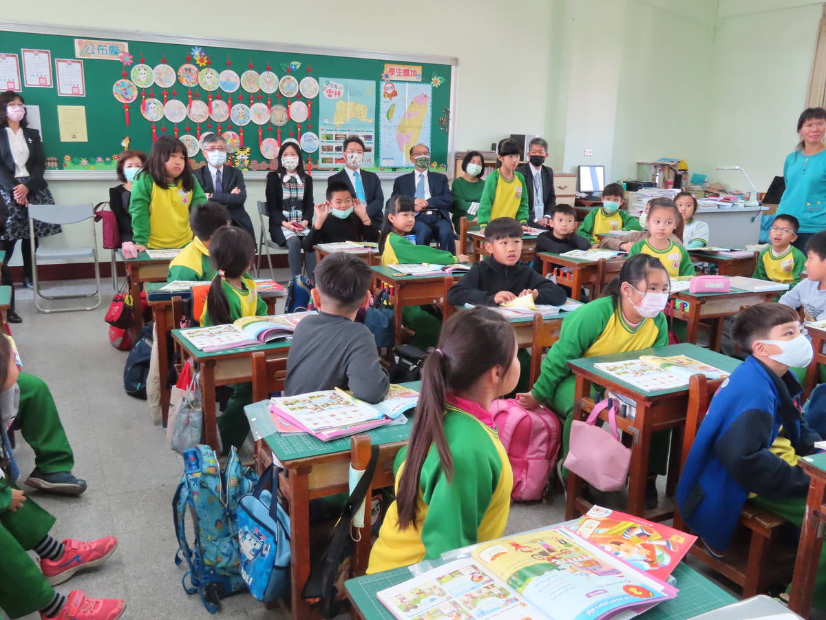 教育部劉孟奇次長、楊玉惠司長及李彥儀司長等人觀察學生的英語學習狀況 (照片: 虎尾科大)