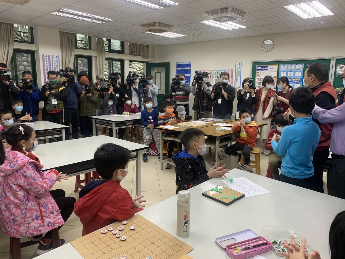 市長侯友宜入校察看課後照顧班及育樂營是否有遵循「不得超過50人、場地是否通風、學生是否配戴口罩」等規定。