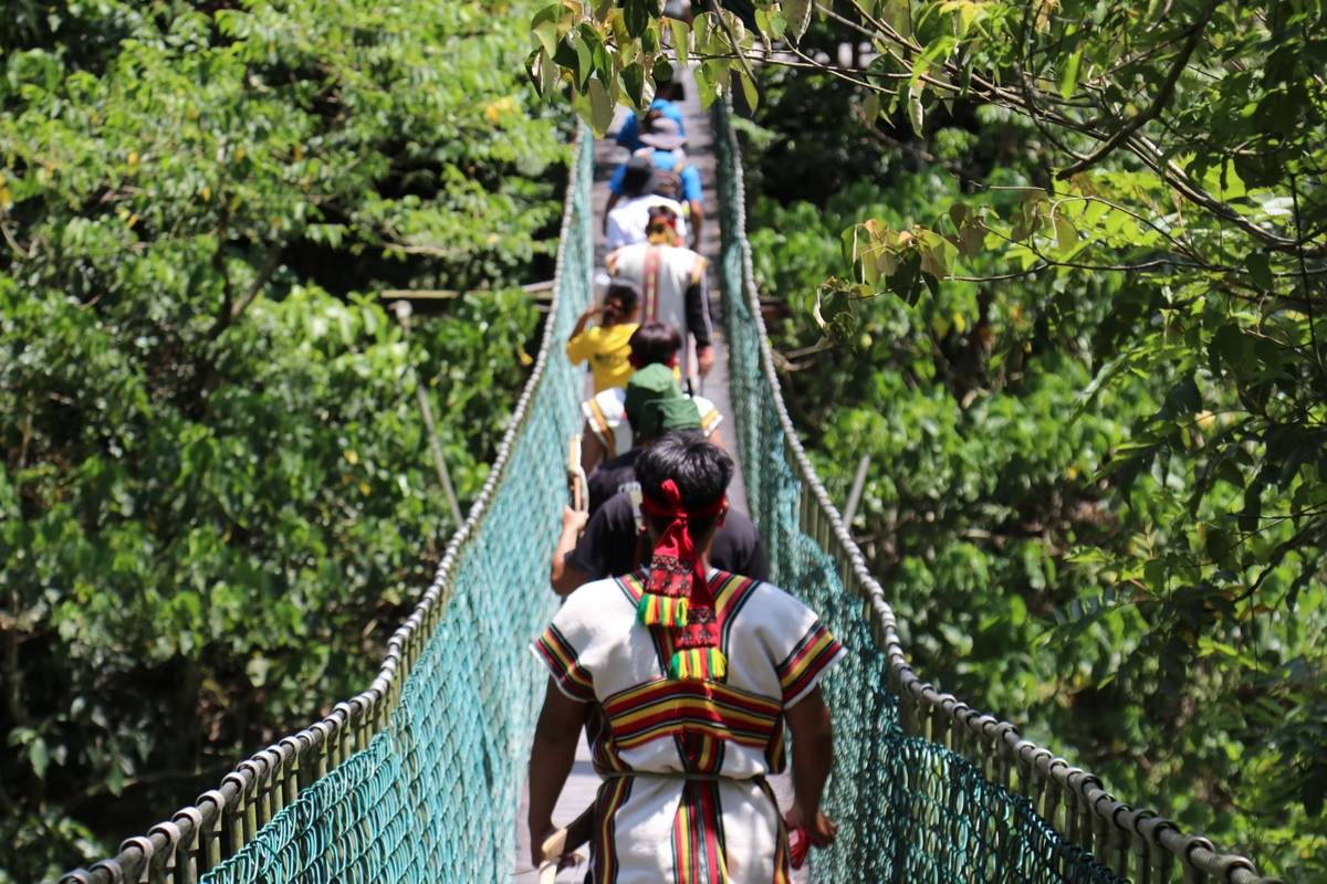 《月戰》一片邀集布農族、排灣族、阿美族、魯凱族共24位同學協助拍攝，陣仗浩大。（義守大學提供）