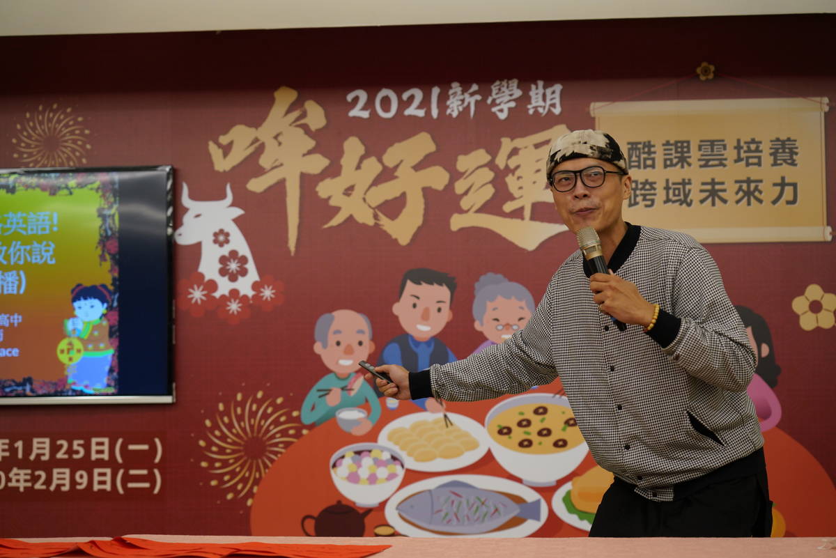 「農曆新年烙英語!新年英語教你說」課程將以英語介紹新年的活動、習俗，並且帶你寫英文春聯