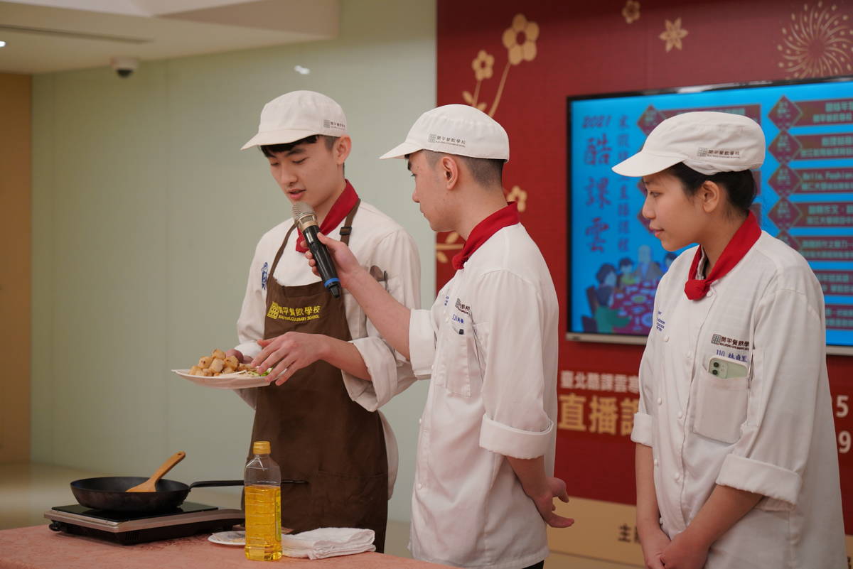 開平餐飲學校將帶來「牛奔馬耀步高升—港式蘿蔔糕」、「牛歲迎春鴻運來—紫米紅豆年糕」、「牛郎弄迪銀春曲—老酒醉香雞」3道年菜製作方法
