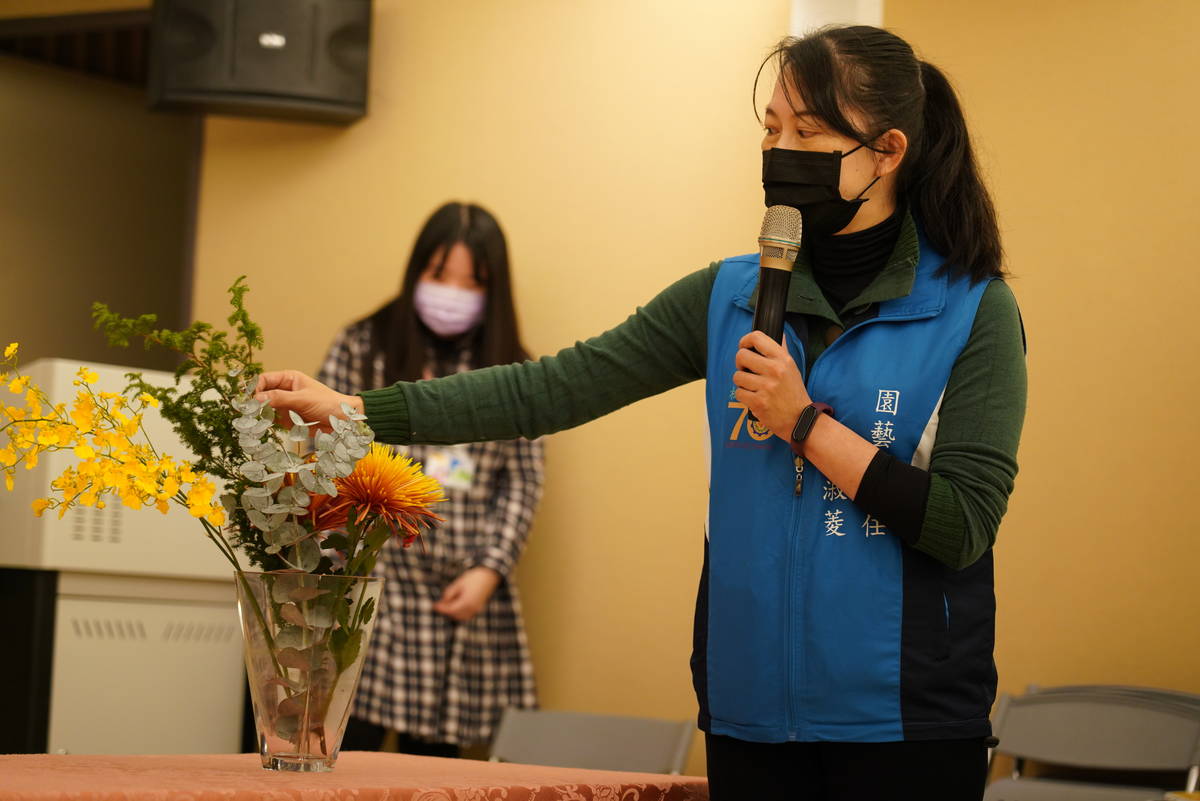 利用當季花材製作應景的盆花