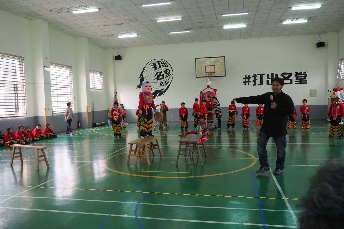 吳登興指導飛沙國小龍鳳獅隊（圖片來源：飛沙國小）