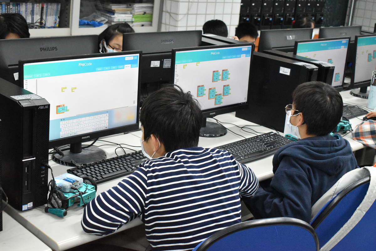 學生動手寫程式