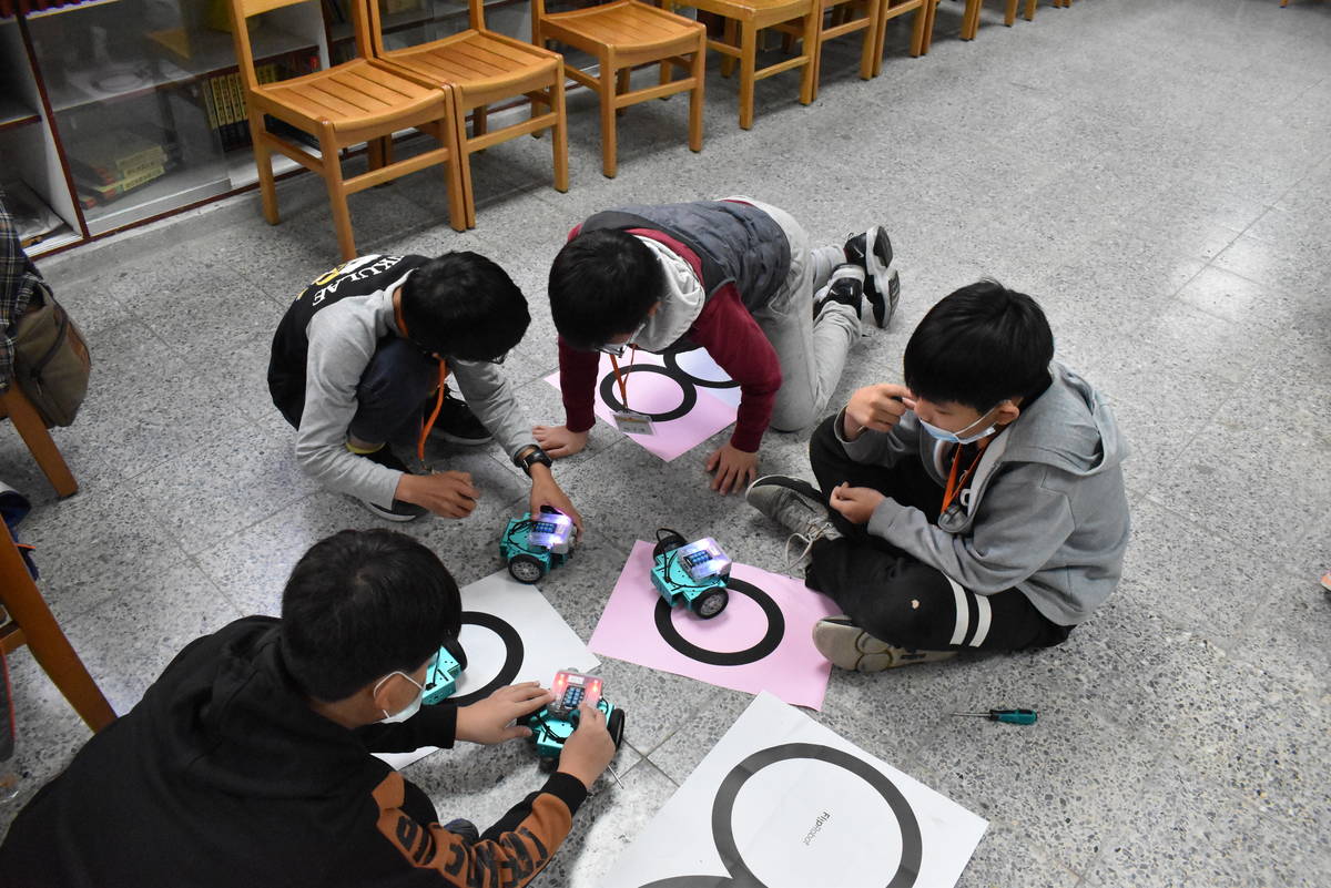 學生測試機器人