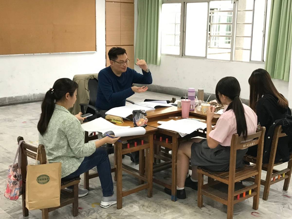 岳志中老師25年指導近200位學生。
