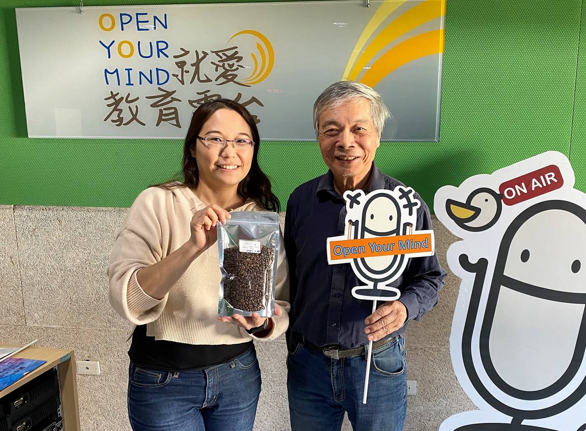 陳世雄(右)不僅喜歡養蜂最近也喜歡自己烘咖啡(圖片來源：City Bear生態農場臉書粉絲團)