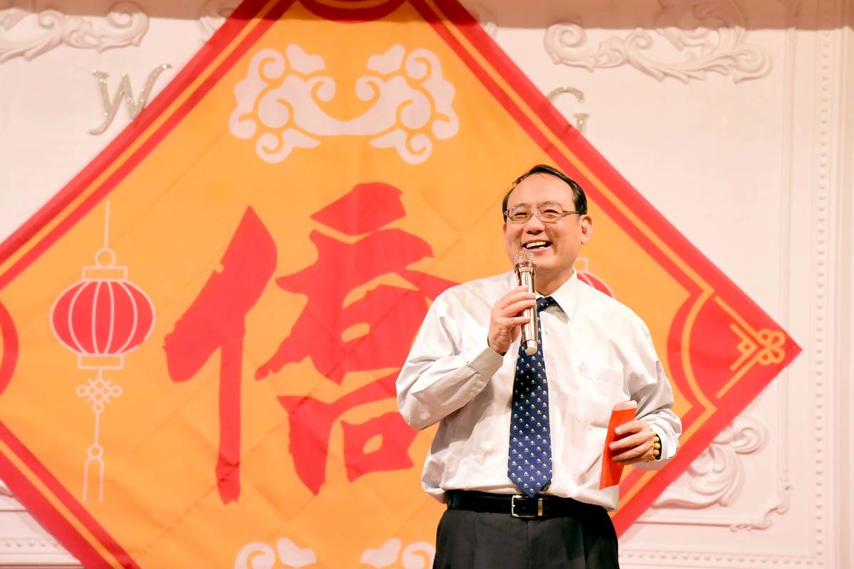 戴昌賢校長代表屏科大家長為今年留在台灣過節的同學祝賀