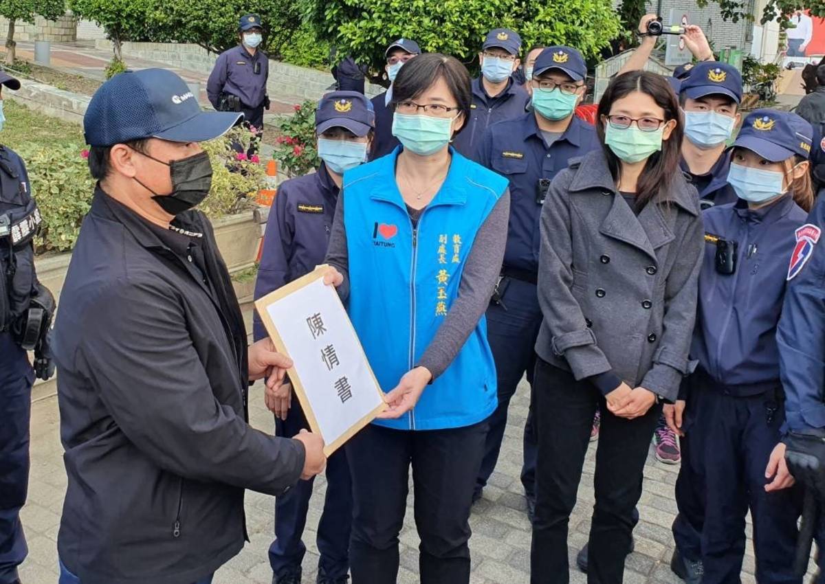 臺東縣溫泉國小和長濱國小2校校長遭教育處解職，近百名家長今(27)日前往臺東縣政府陳情。