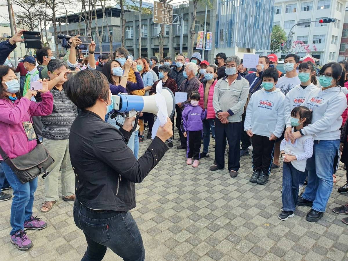 臺東縣溫泉國小和長濱國小2校校長遭教育處解職，近百名家長今(27)日前往臺東縣政府陳情。
