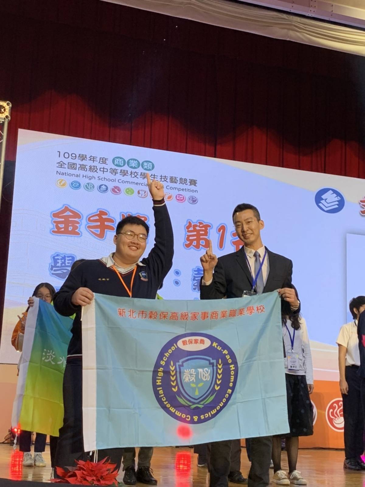 穀保家商何懿宸(左一)技優保送國立雲林科技大學人工智慧技優專班。