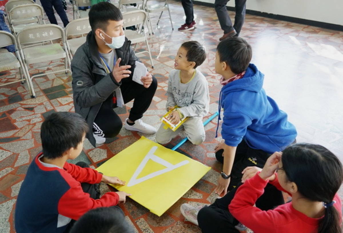 大學生與小學生互動良好（圖片來源：育達科大）