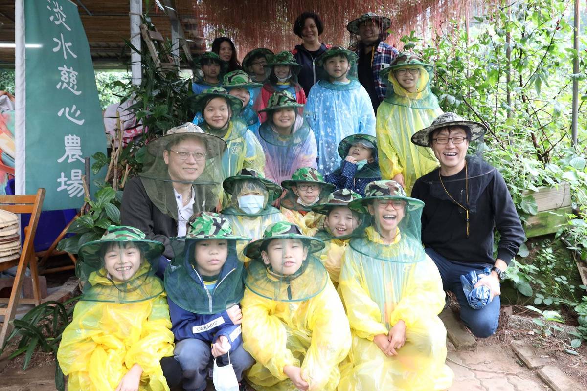 海山國小四年2班師生在109學年度第一學期到淡水慈心農場參訪。(海山國小提供)