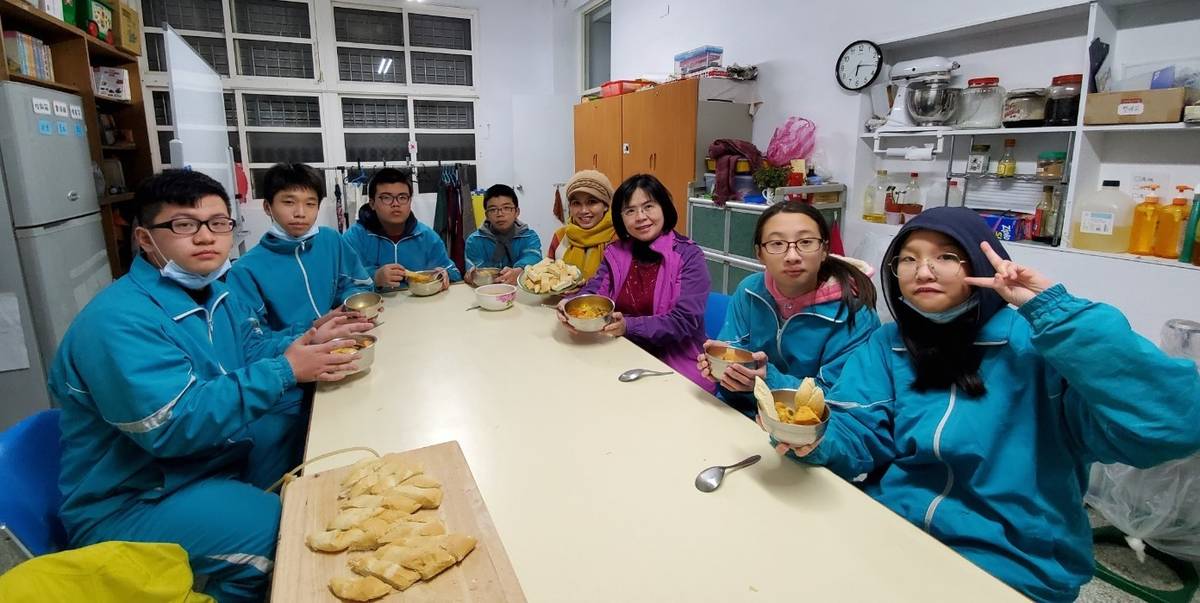「越南語社團」期末成果發表會，除了越南語，還學習越南當地文化、特色美食。