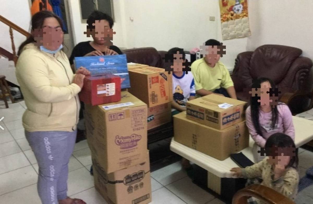 臺東縣社會處啟動「兒少及家庭春節關懷專案」，結合民間善心人士及縣府實物銀行資源，由社工將民生物資及春節助學金親送到府。