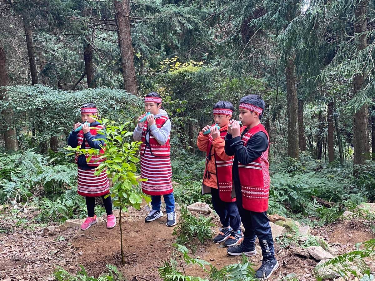 蓬萊國小學童吹奏陶笛，祝福南庄橙小苗順利成長。