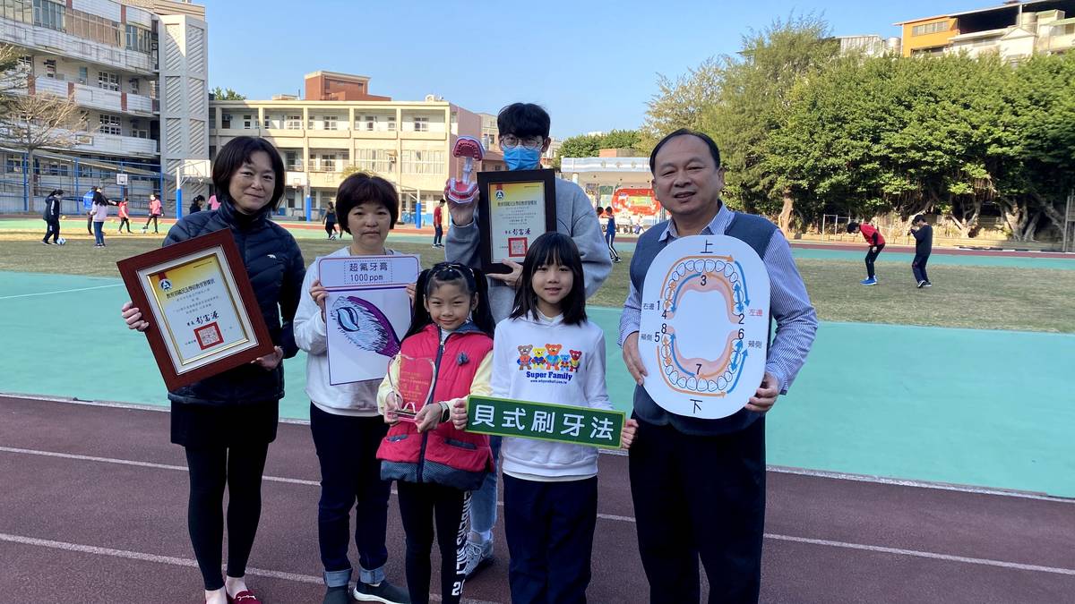 108學年度口腔保健優良學校新竹市北區北門國小透過多次實驗測試討論，規劃設計出適合師生落實座位潔牙的標準流程，再以親子共學、牙菌斑體驗、宣導單 、健康課程等一系列活動的介入，由學生為起點，將最新最正確健康知識帶回家，讓家長也能同時一起進步，另外還推行低年級窩溝封填，從小保護同學們的牙齒。



訪問：新北市北區北門國小 賴雲鵬 校長、許玉雲 護理師、
              陳桂里學務主任、
              三年三班學生許瀞云、三年七班學生洪若晰
