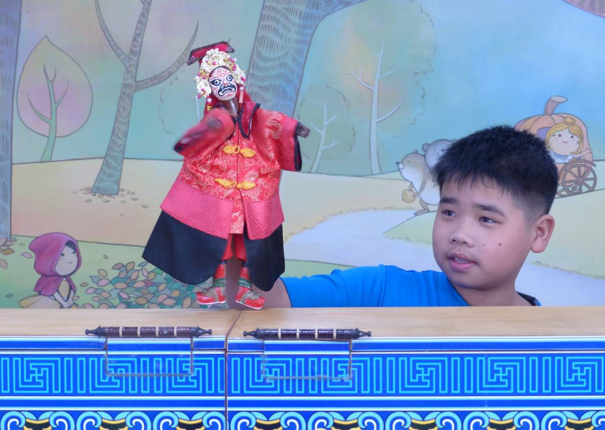 彰化縣興華國小學生林睿煌靈活操偶使角色演出生動