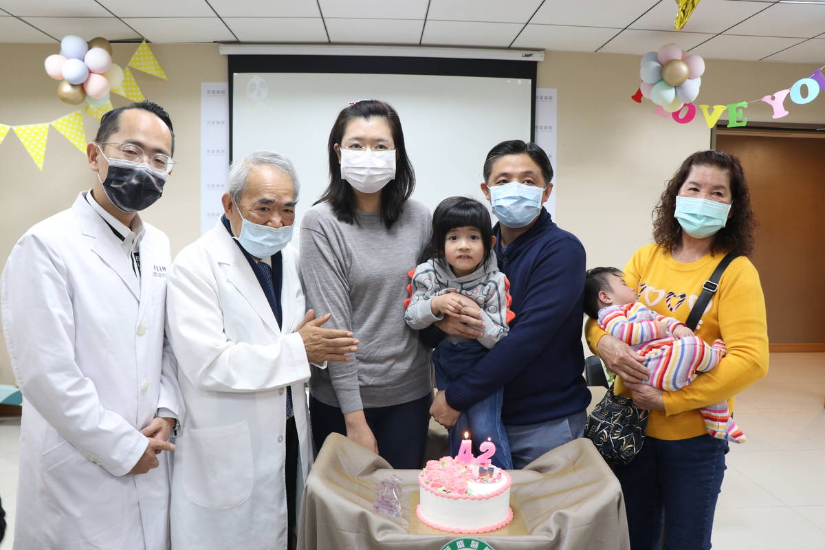 臺中茂盛醫院特別為42歲游太太慶生，她求助李茂盛院長接受「第3代試管PGS技術」，從80顆卵培育並篩檢出唯二的正常囊胚，分開植入後也各別產下試管女娃及男寶，讓原本可以是雙胞胎卻改成為一對姊弟！