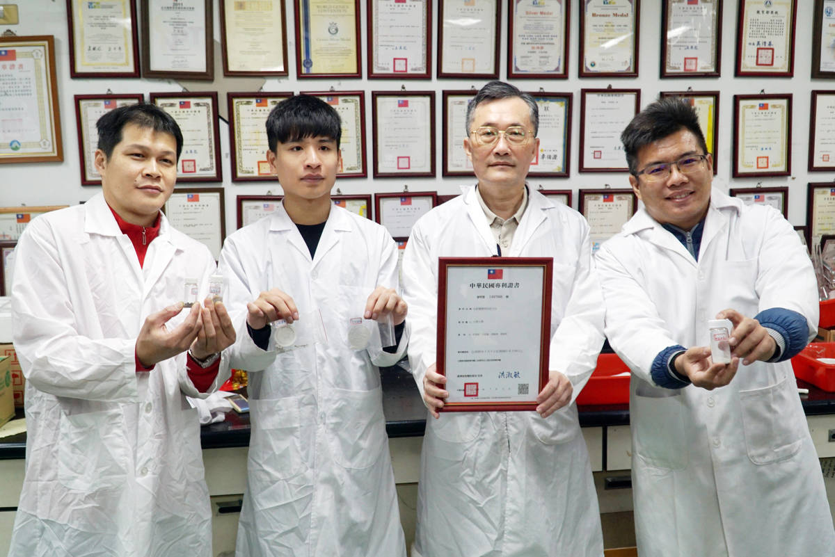 大葉大學工學院長李清華(右2)帶領學生研發貴金屬回收  (照片: 大葉大學)
