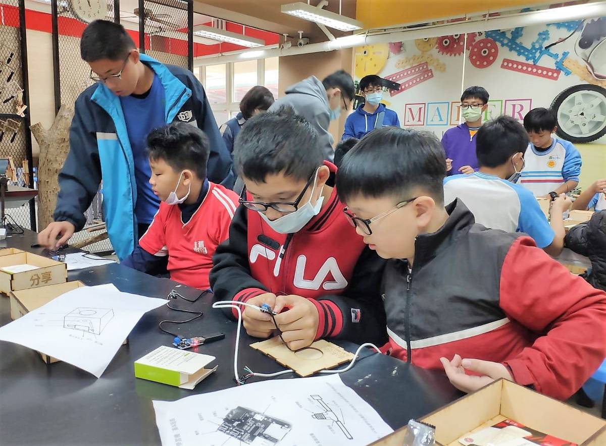 埔心國中寒假舉辦「科技菁英冬令營」讓小學生認識科技(圖片來源：埔心國中提供)
