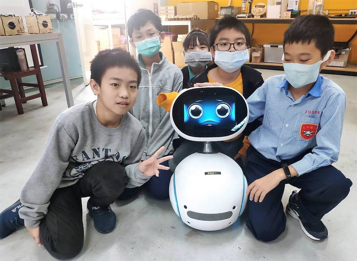參加埔心國中「科技菁英冬令營」的小學生第一次和機器人互動(圖片來源：埔心國中提供)