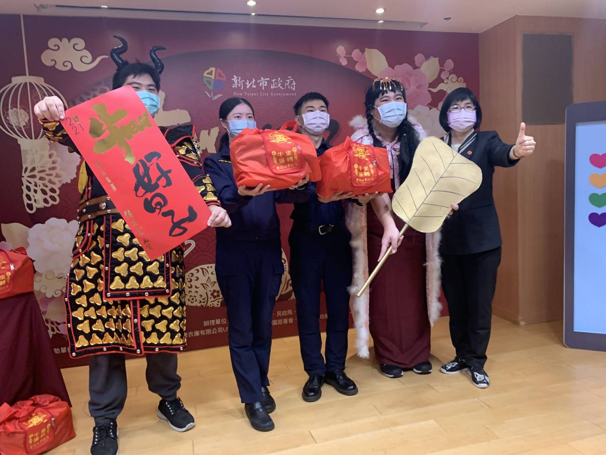 春節新北平安袋結合愛心單位送溫暖 讓民眾平安過好年。