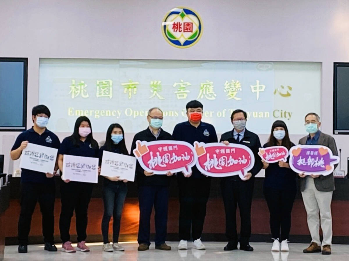 龍華科大學生會贈送護手霜挺桃醫防疫英雄(龍華科大提供)