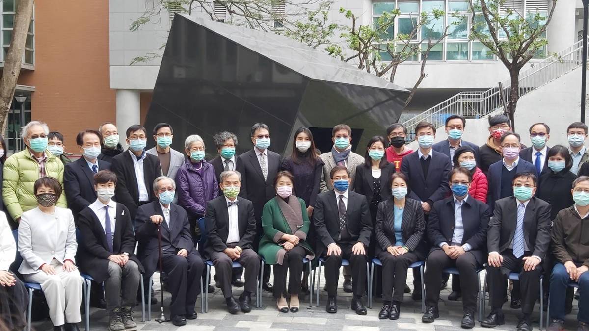 陳文成事件紀念廣場啟用，與會人士合影。