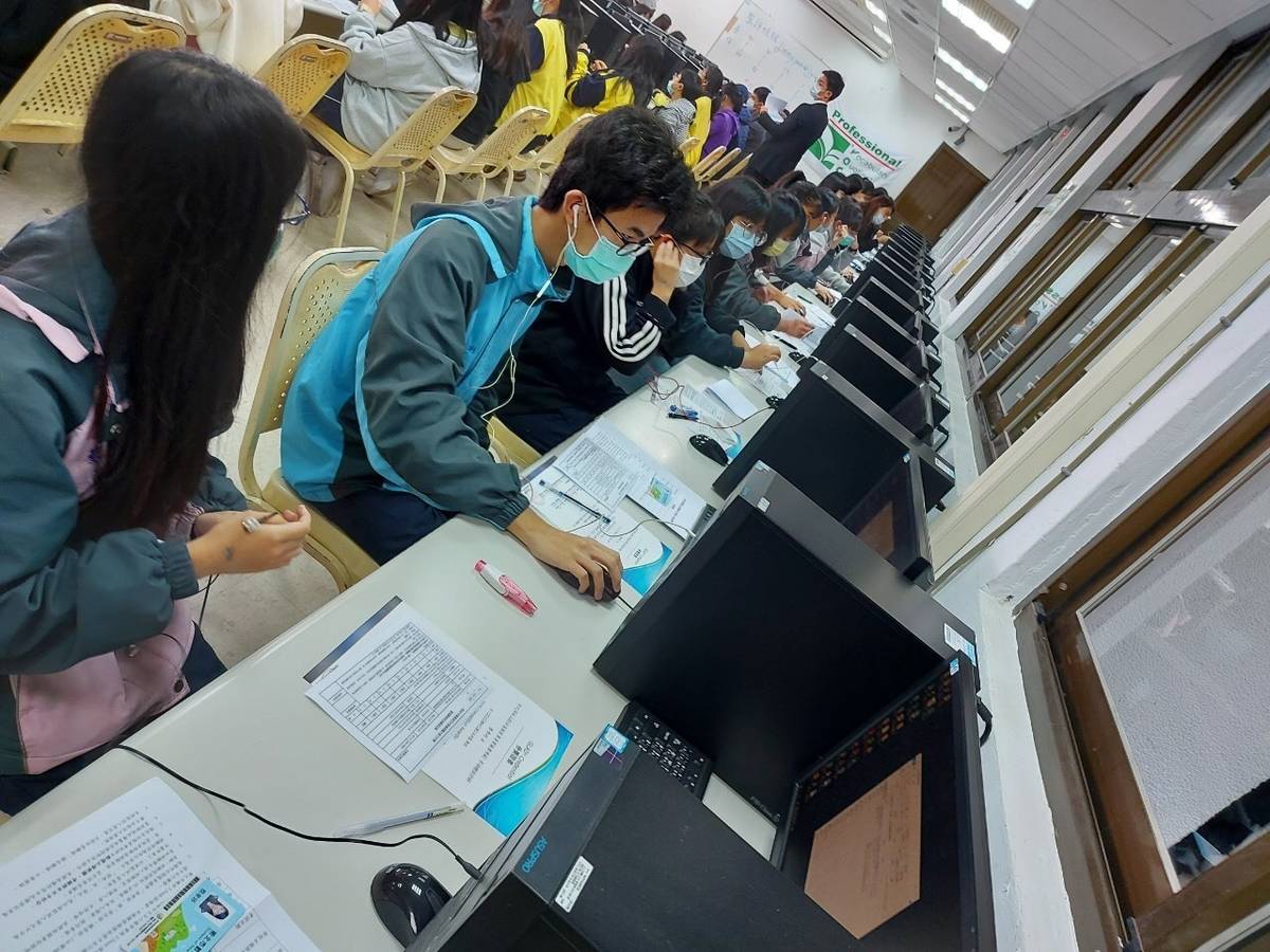 新住民二代穀保家商陳熾利同學(左二)，榮獲數位多媒體設計類區賽及全國賽冠軍雙料冠軍。