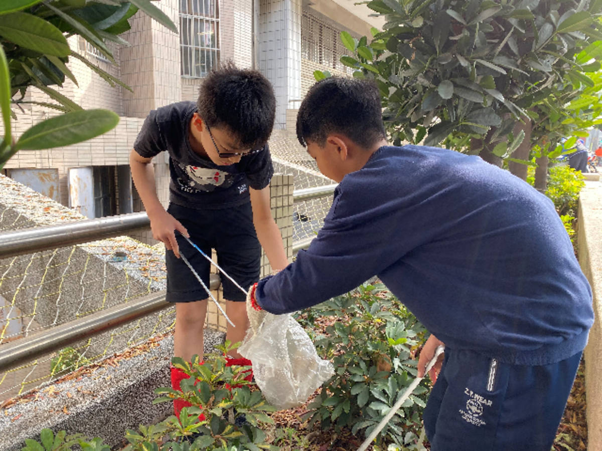 球員仔細撿拾垃圾（圖片來源：西屯國小）