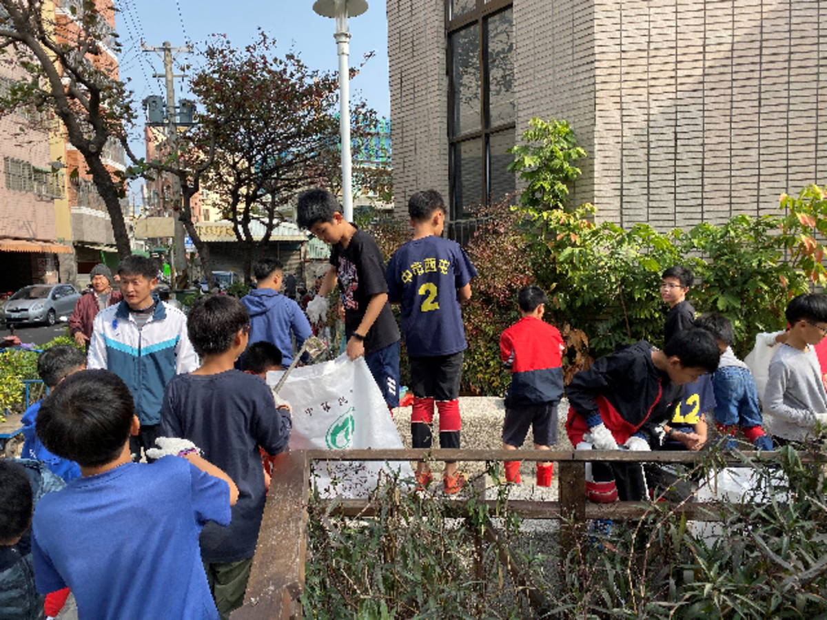 西屯國小躲避球隊自主打掃校園周邊（圖片來源：西屯國小）