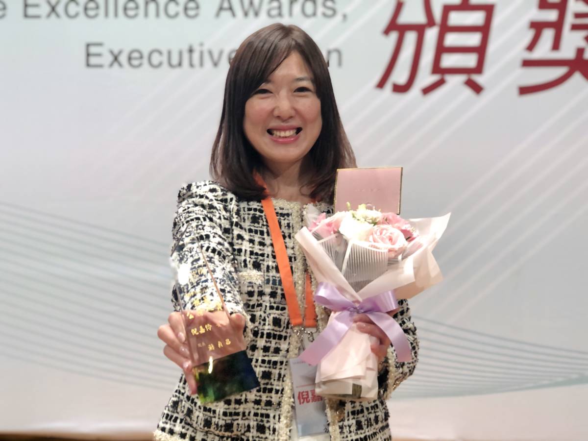 倪嘉伶雖本身有重度聽力障礙，但她突破障礙，積極正向勇於任事，推動前瞻教育政策。