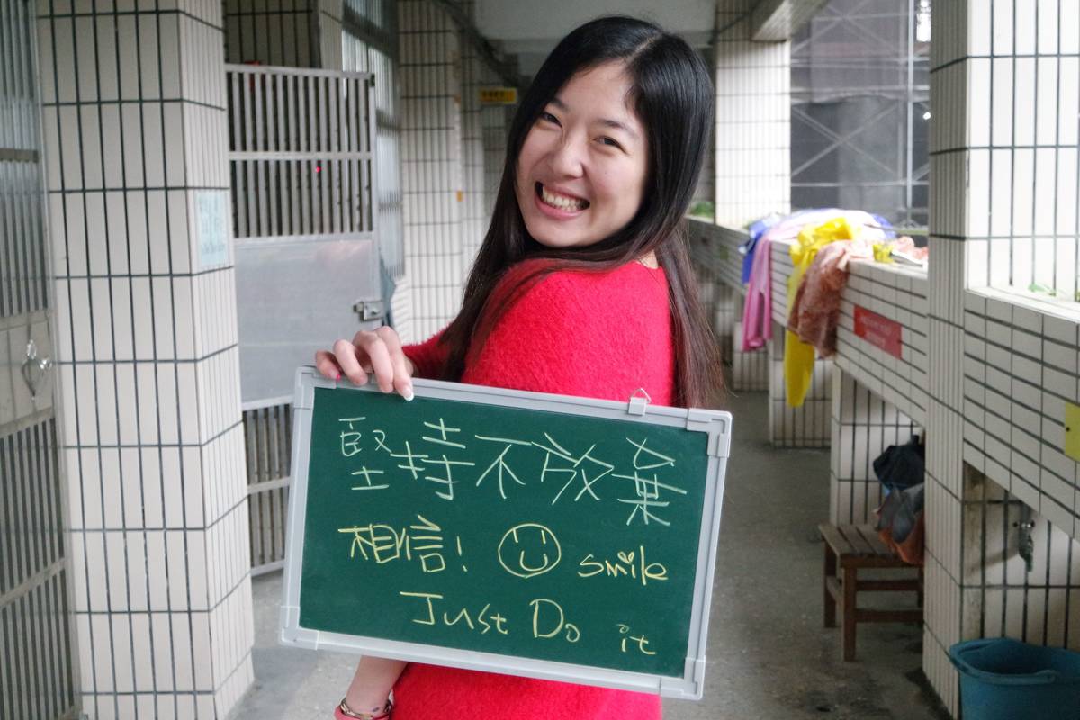 倪嘉伶雖具聽力障礙，但她堅持不放棄、靠讀唇形溝通，全心投入深耕創客教育，榮獲行政院109年度模範公務人員。