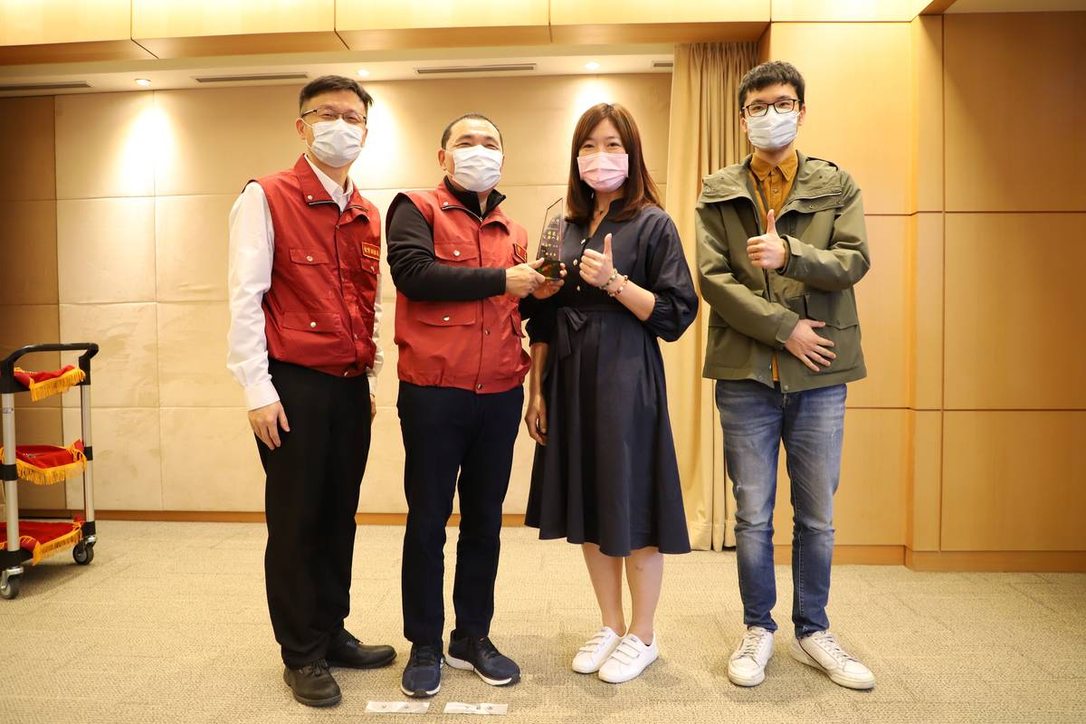 教育局倪嘉伶榮獲行政院109年度模範公務人員，特別在市政會議獻獎，與侯友宜市長分享喜悅。