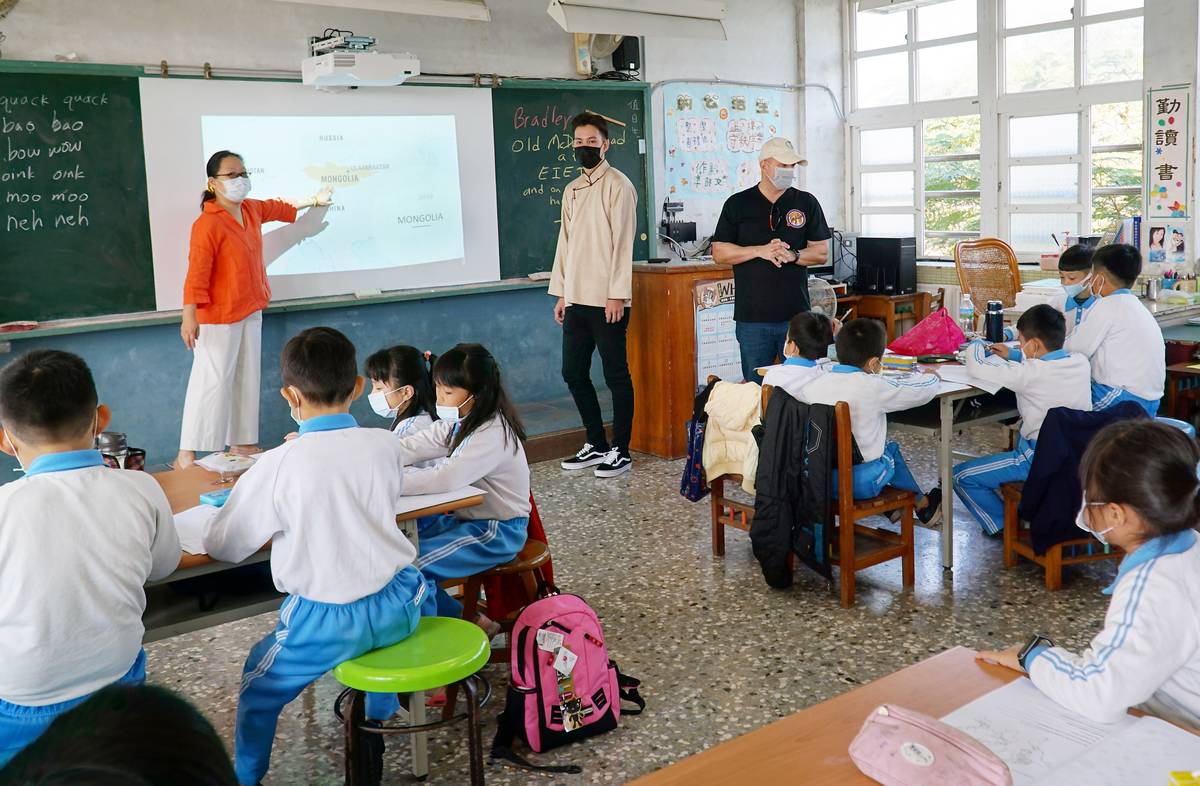 大葉大學向大園國小學生介紹蒙古文化(圖片來源：大葉大學提供)
