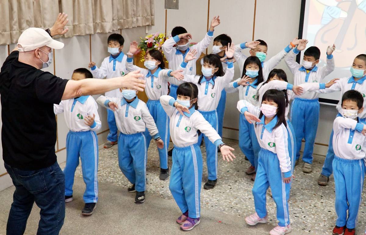 大葉大學英語系美國籍教師白德禮帶領小朋友進行英文歌曲唱跳(圖片來源：大葉大學提供)