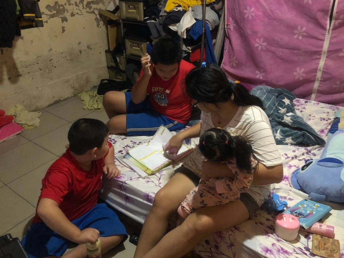 居於台北市的小杰，與親友共12人同住在不到20坪的平房，父親每月臨時工收入少，已無法負荷額生活必要支出