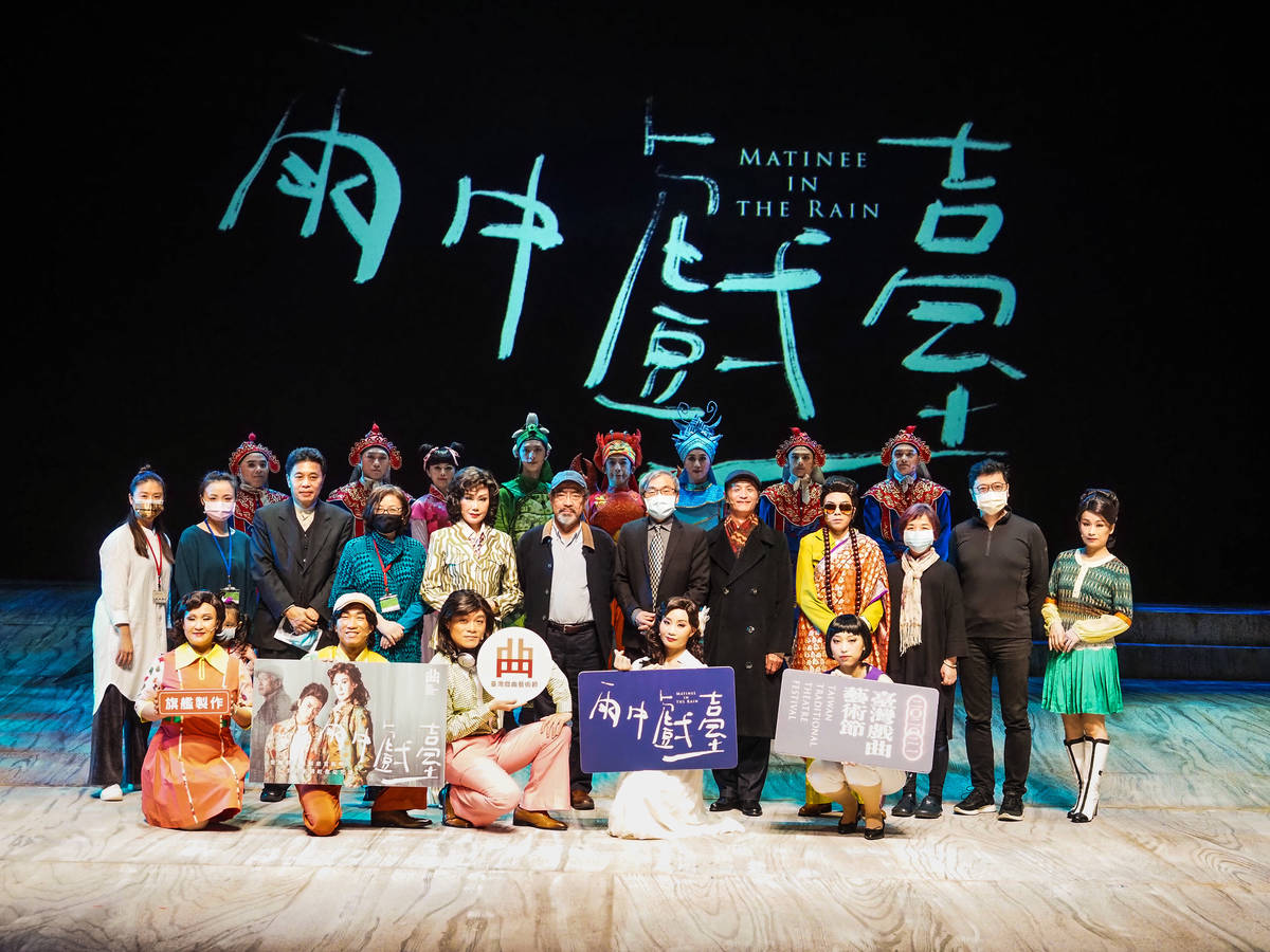 春美歌劇團X金枝演社 南北天團夢幻聯演《雨中戲臺》大合照。