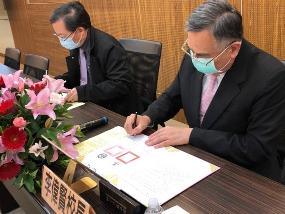 仁德醫專校長黃柏翔、聯合大學校長李偉賢代表兩校簽約（圖片來源：聯合大學）
