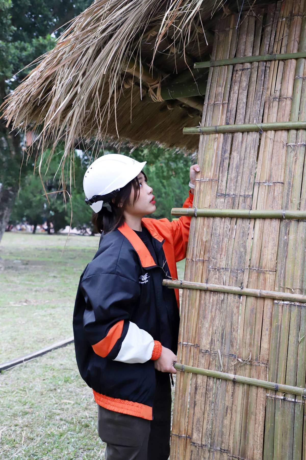 臺科大建築系大三學生羅婉甄，回到母校關山工商帶領學弟妹一起蓋竹屋