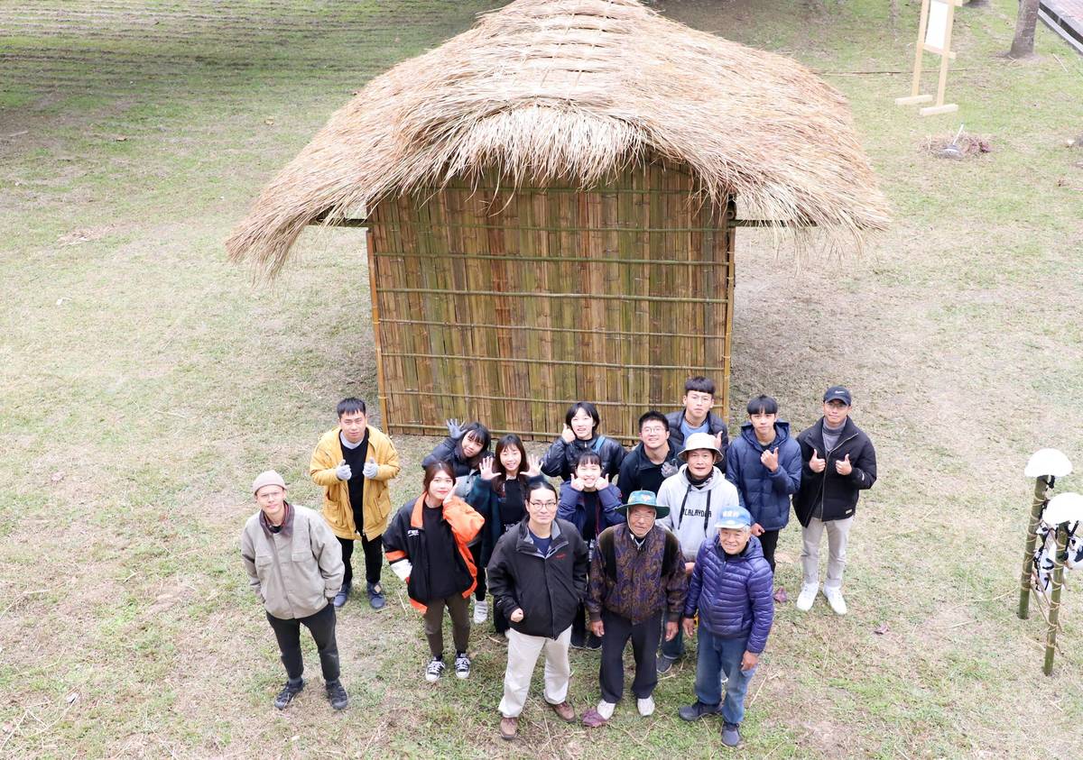 臺科大建築系邱韻祥教授(前排右3)團隊與竹藝師王川雄(前排右2)合作，於關山工商校園蓋竹屋，完成後將作為當地師生教學使用