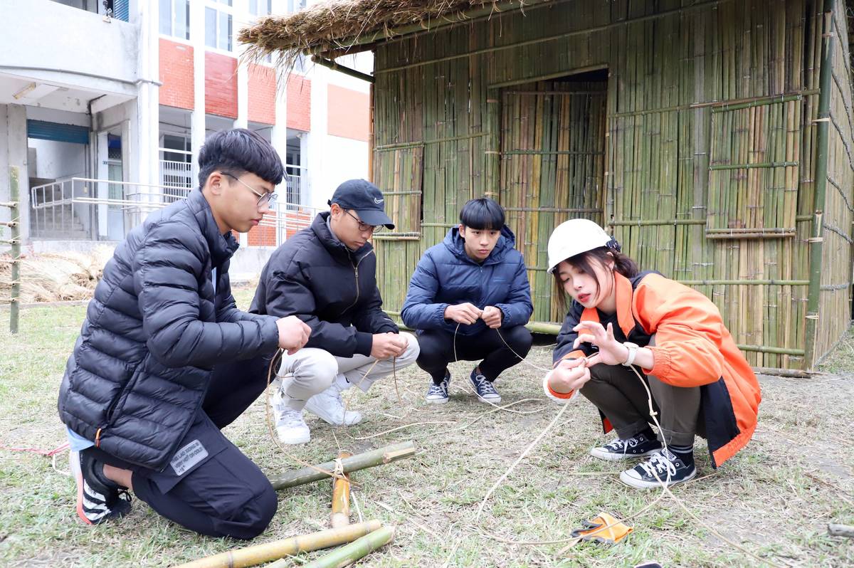 臺科大建築系大三學生羅婉甄(右1)，是關山工商建築科畢業校友，教當地學生如何運用傳統建材
