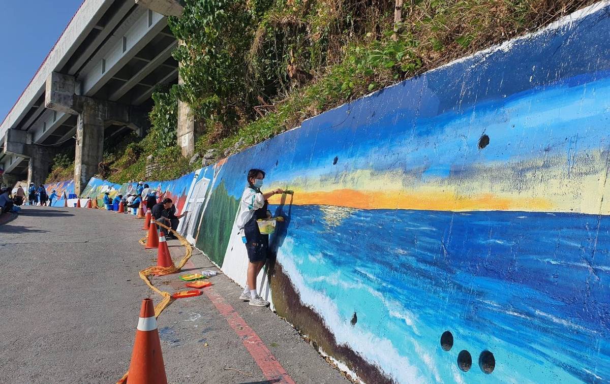沿途可見太麻里著名的曙光和金針山美景，排灣族的豐年祭、陶壺、琉璃珠，部落族人的面容也栩栩如生躍上牆面。